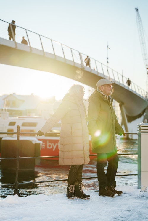 Foto av Svein og Torunn under en bro på vinteren.