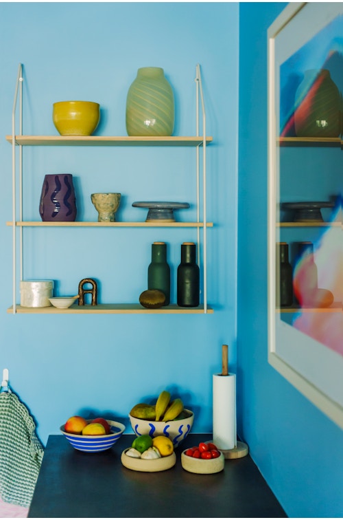 Kjøkkenet til Ane Engelstad, dominert av klare, himmelblå pastellfarger