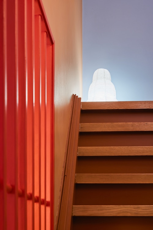 Bilde av trappeoppgangen med den røde spileveggen.
