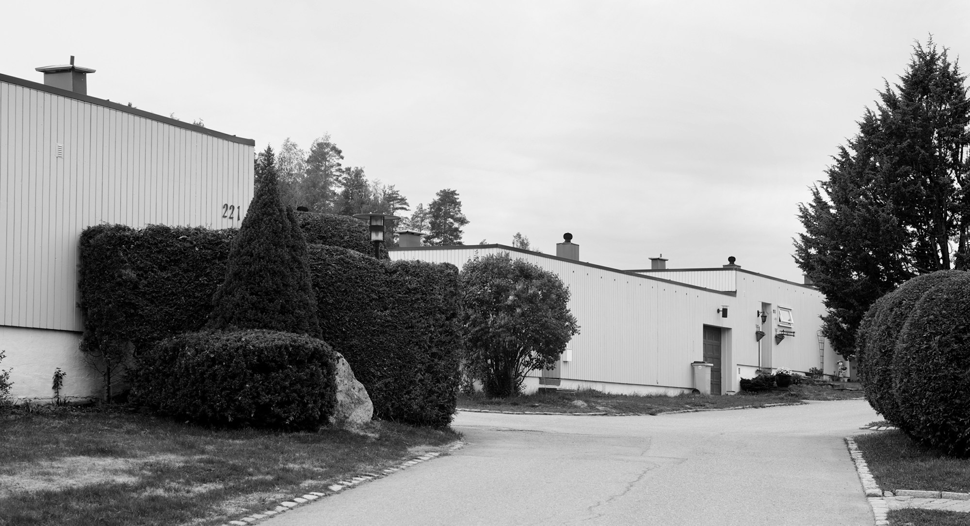 En av gatene i Alunsjø borettslag med atriumhus på rekke og rad bortover.