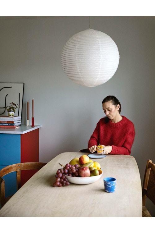 Bildet viser Anne-Stine som sitter ved kjøkkenbordet.