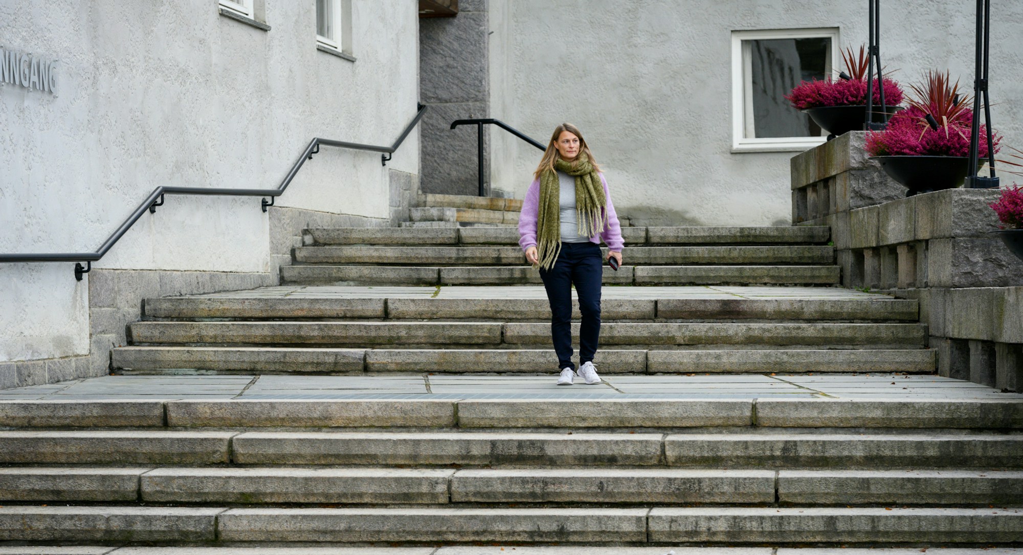 Rådgiver for velferdsteknologi i Elverum kommune, Åshild Sæther Engen, går ned trappene utenfor rådhuset i Elverum.