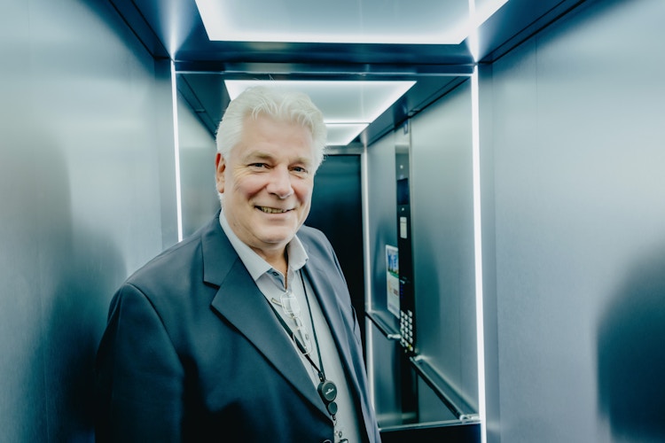 Salgssjef i OBOS OpenNet, Morten Kristiansen, står i heisen på kontoret