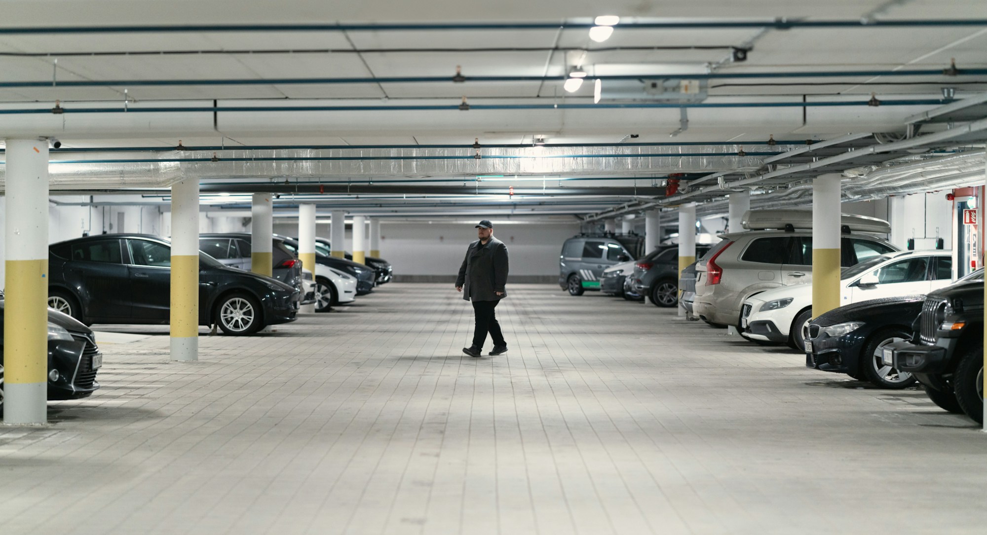Styreleder Ole Skoveng i Ladebyhagen parkeringssameie står i garasjeanlegget. Foto.