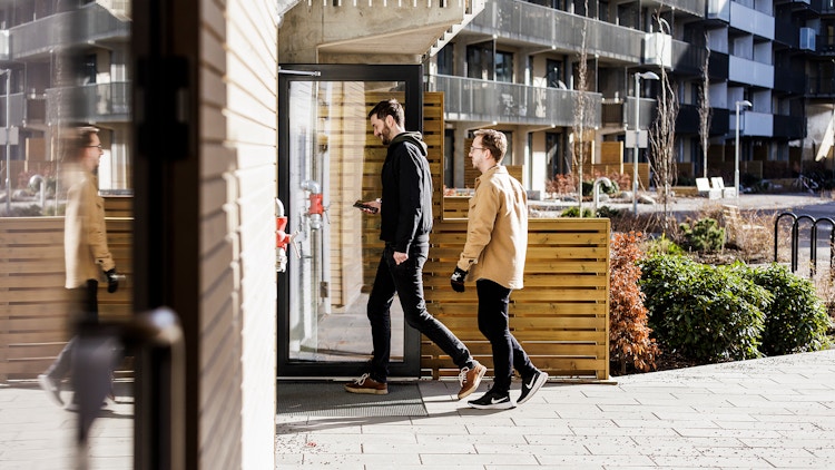 Bildet av kompisene Sebastian og Mikkel på vei inn ytterdøra i borettslaget.