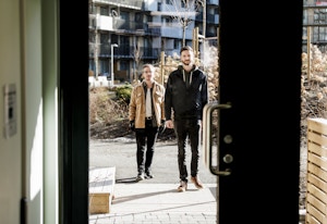 Bilde av kompisene Mikkel og Sebastian utenfor ytterdøra på Ulven.