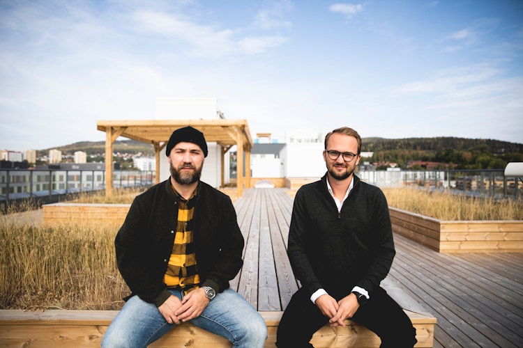Foto av Paulo Godinho og Ørjan Hurv sittende på takterrassen i OBOS Living Lab