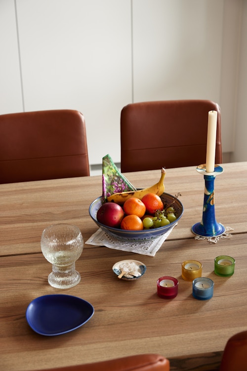 Foto av spisebordet med fruktfat og telys.