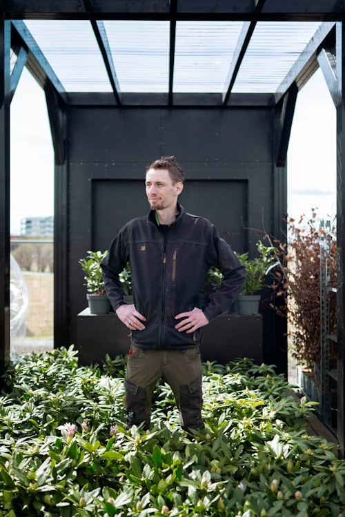 Gartneren Mathias Gjerdrum står i plantebed