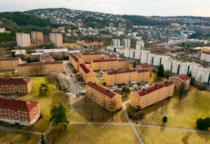 Dronefoto av Etterstad Vest borettslag og nærliggende blokker.