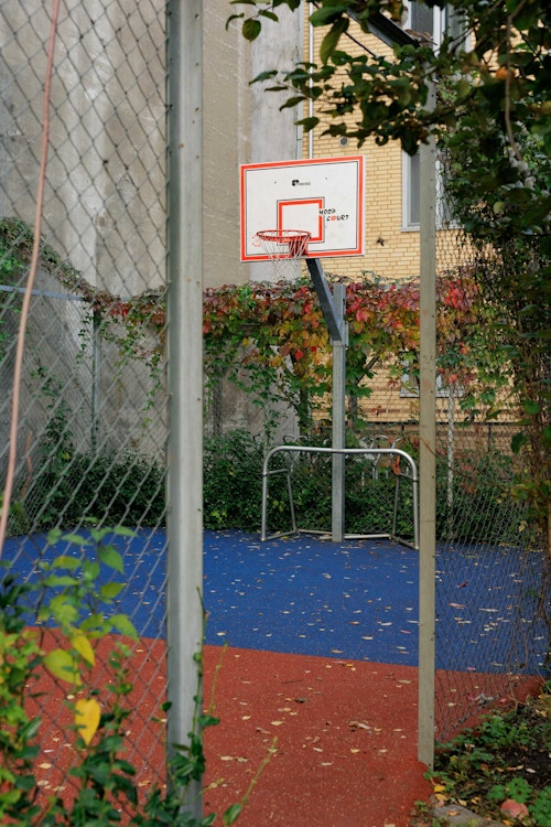 Borettslaget har en velstelt bakgård med basketballbane.