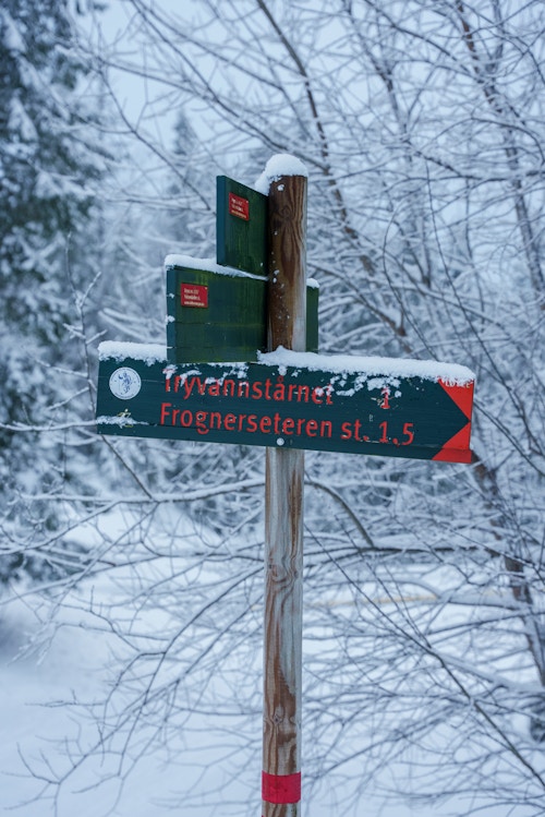 Et bilde av løypeskiltene i Oslomarka som er merket av skiforeningen.