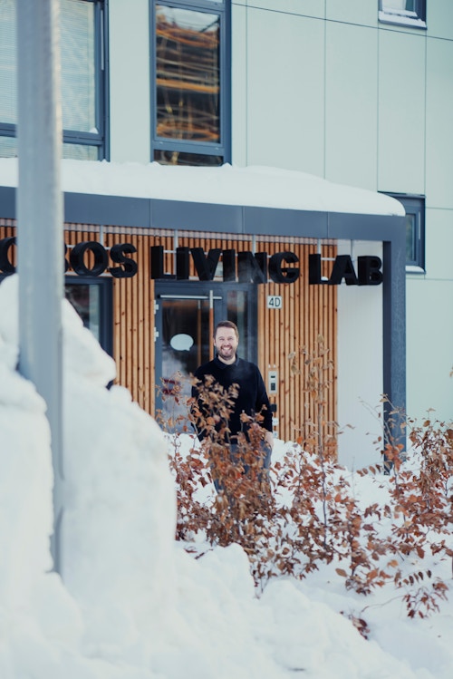 Daglig leder i OBOS Living Lab, Ingemund Skålnes, står utenfor inngangen til bygget på vinterstid