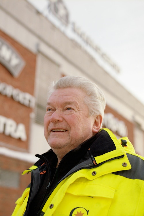 Foto av vaktmester Rune Enge ved Manglerud Senter. Han har på seg en gul jakke.
