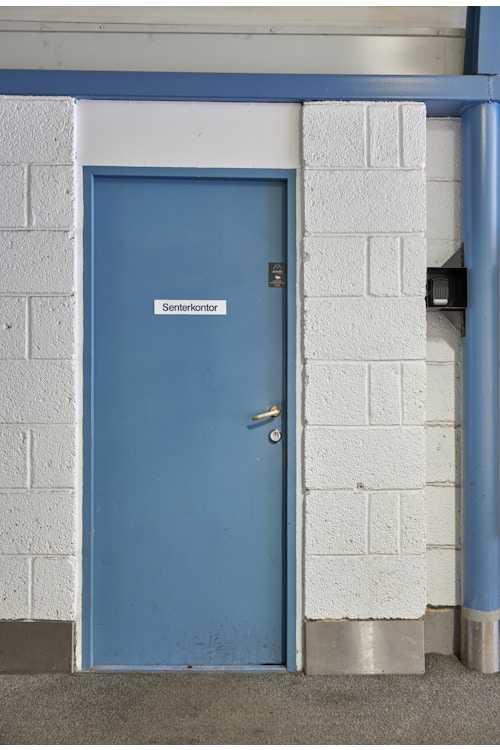Foto av den blå døren inn til senterkontoret på Sandaker Senter.