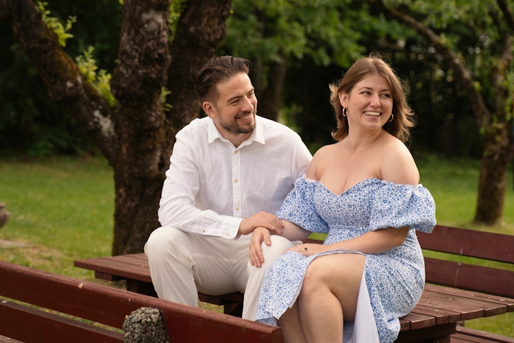 Det kommende brudeparet sitter å planlegger dagen på en benki parken. Paulina har på seg en nydelig blå kjole og Kristoffer en hvit skjorte.