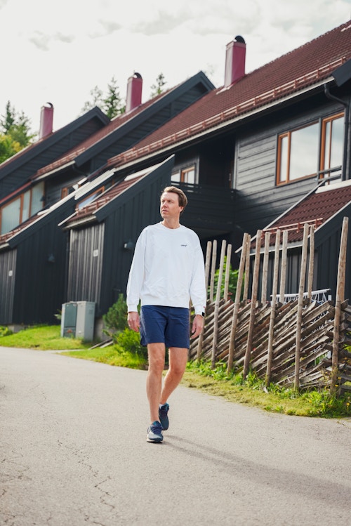Martin Bekkelund går seg en tur i nabolaget