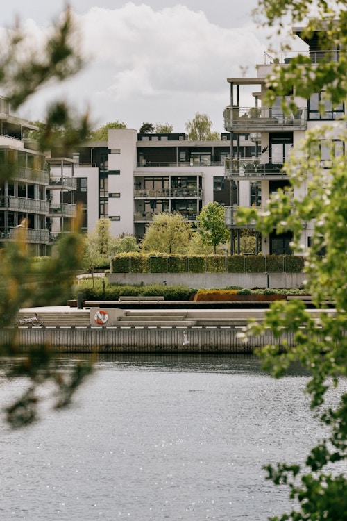 Foto av et boligprosjekt på Fornebu med vannet foran.