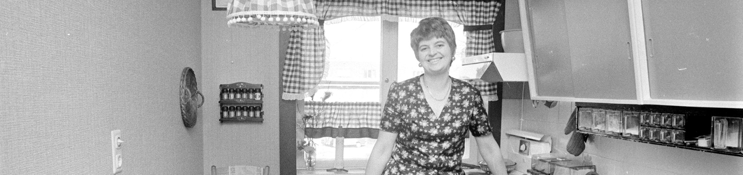 Arkivfoto som viser en kvinne på et kjøkket i et OBOS-borettslag.