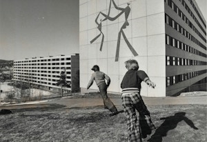 Historisk foto av to barn leker foran Haugenstua borettslag i Oslo.