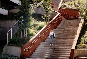 Bilde av en trapp i Kværnerbyen, med en person gående i den.