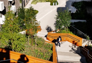 Bilde som viser en trapp og uteområder i Kværnerbyen.