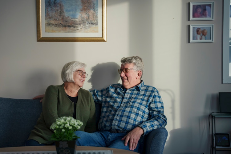 Beboerne Åge og Inger Lise ser på hverandre og smiler i leiligheten sin på Haraldåsen.