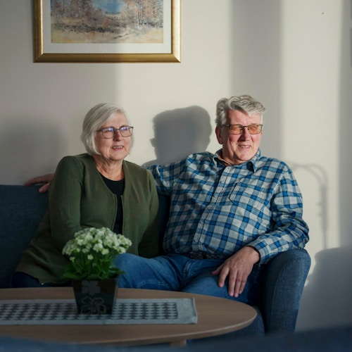 Åge og Inger Lise i sofaen sin i leiligheten på Haraldåsen