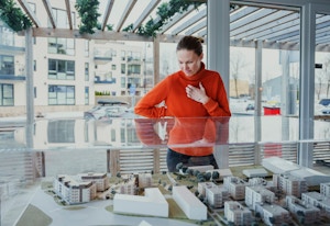 Martine ser på en modell av boligprosjektet Teieparken på visningssenteret.