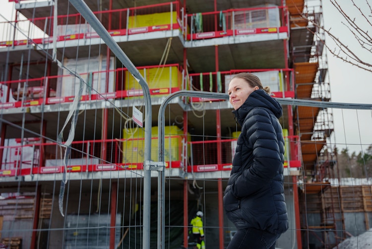 Boligkjøper Martine ser på byggingen av boligprosjektet Teieparken på vinteren.
