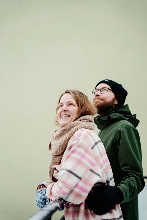 Foto av smilende Marte og Rasmus på balkongen i Ladebyhagen.