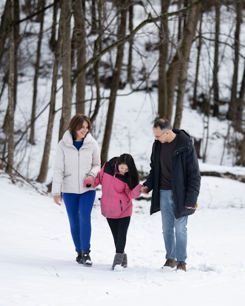 Familie på tre koser seg ute i snøen