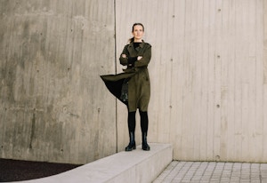 Leder for boligkjøpsmodeller, Ingjerd Sælid Gilhus, står foran en betongvegg på en betongkant.