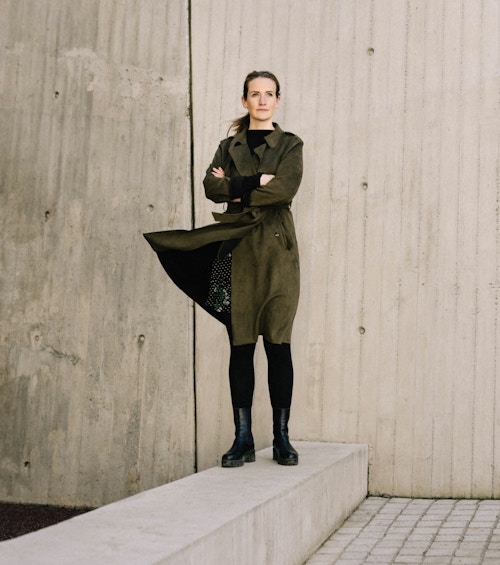 Leder for boligkjøpsmodeller, Ingjerd Sælid Gilhus, står foran en betongvegg på en betongkant.