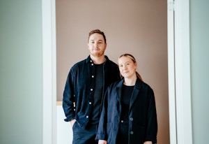 Steffen Johansen og Iselin Ryen står i døråpningen i et mintfarget rom.