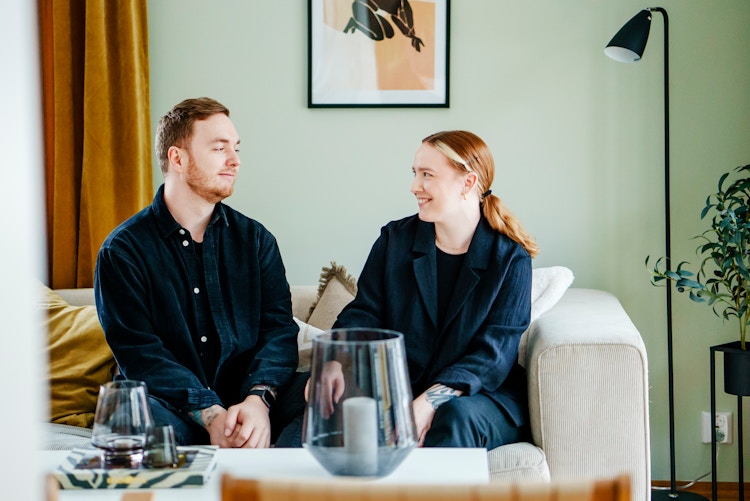 Steffen Johansen og Iselin Ryen sitter i en sofa i mintfarget stue.