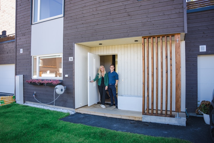 Paret står i døra i deres nye bolig på Løkenåsen. Prosjektet bygges av OBOS Block Watne.