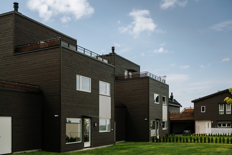 Bilde av fasadene på to av boligene i boligprosjektet av OBOS Block Watne på Løkenåsen.